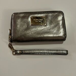 Michael Kors women’s wallet in a great condition